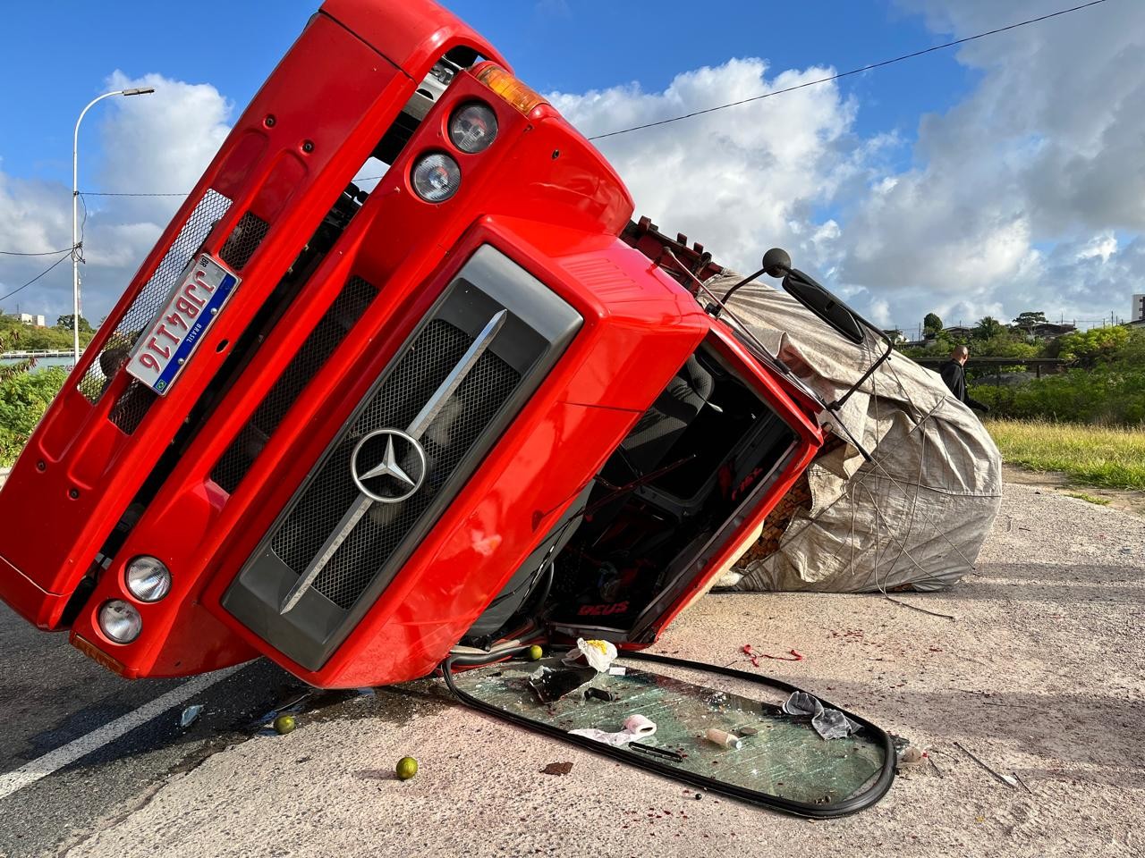 Caminhão tomba nas Três Lagoas, em João Pessoa, e deixa motorista ferido