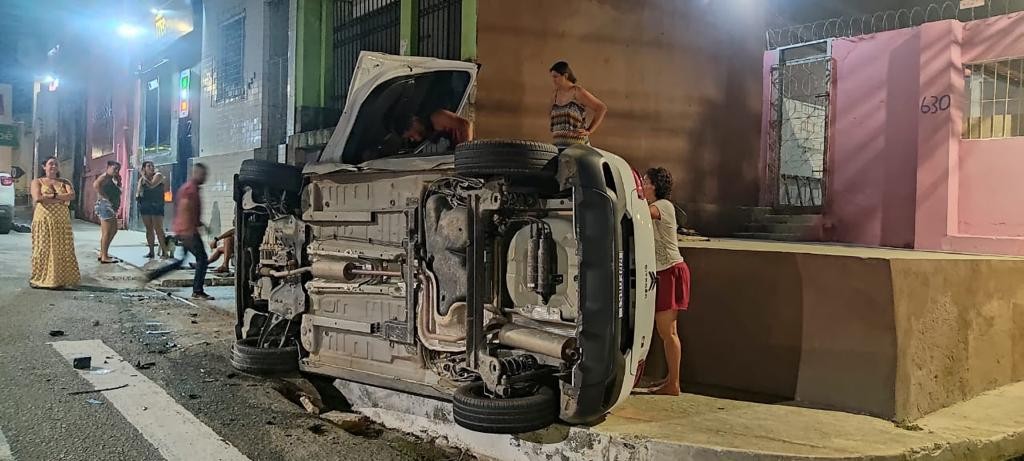 Veículo tomba após colisão e homem  fica ferido no Centro de Aracaju 