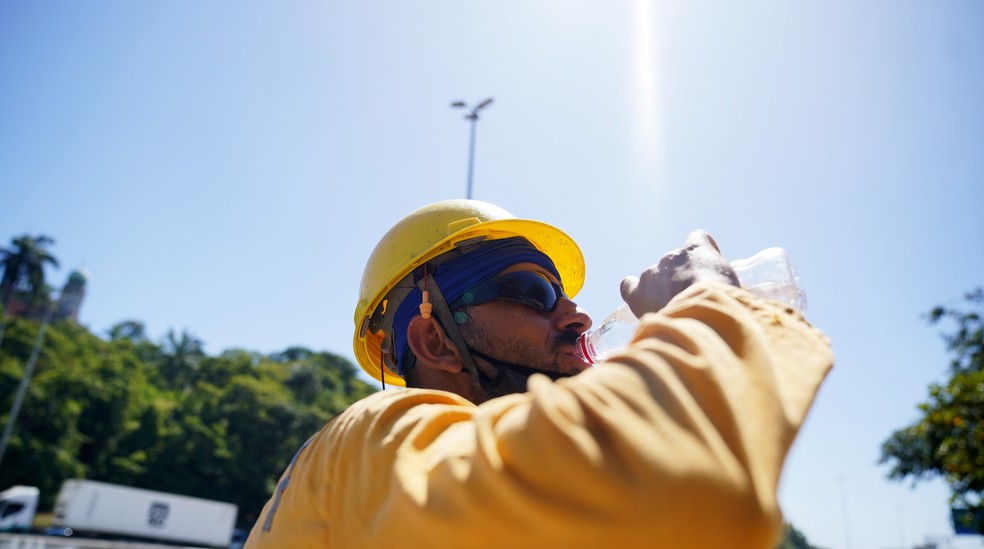 Funcionário da Coordenadoria Geral de Obras de São Paulo se refresca durante dia de calor intenso na capital. — Foto: Marcos Serra Lima/g1