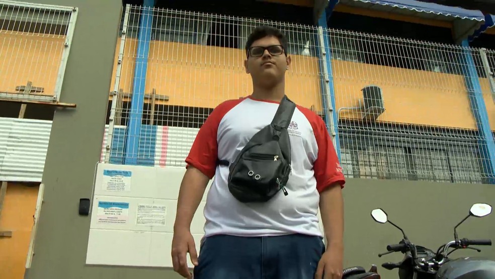 Eduardo Jesus Medeiros Gomes, 17 anos, tem baixa visão desde os 5 anos e foi inspiração para os colegas desenvolverem o protótipo — Foto: Reprodução/TV Gazeta