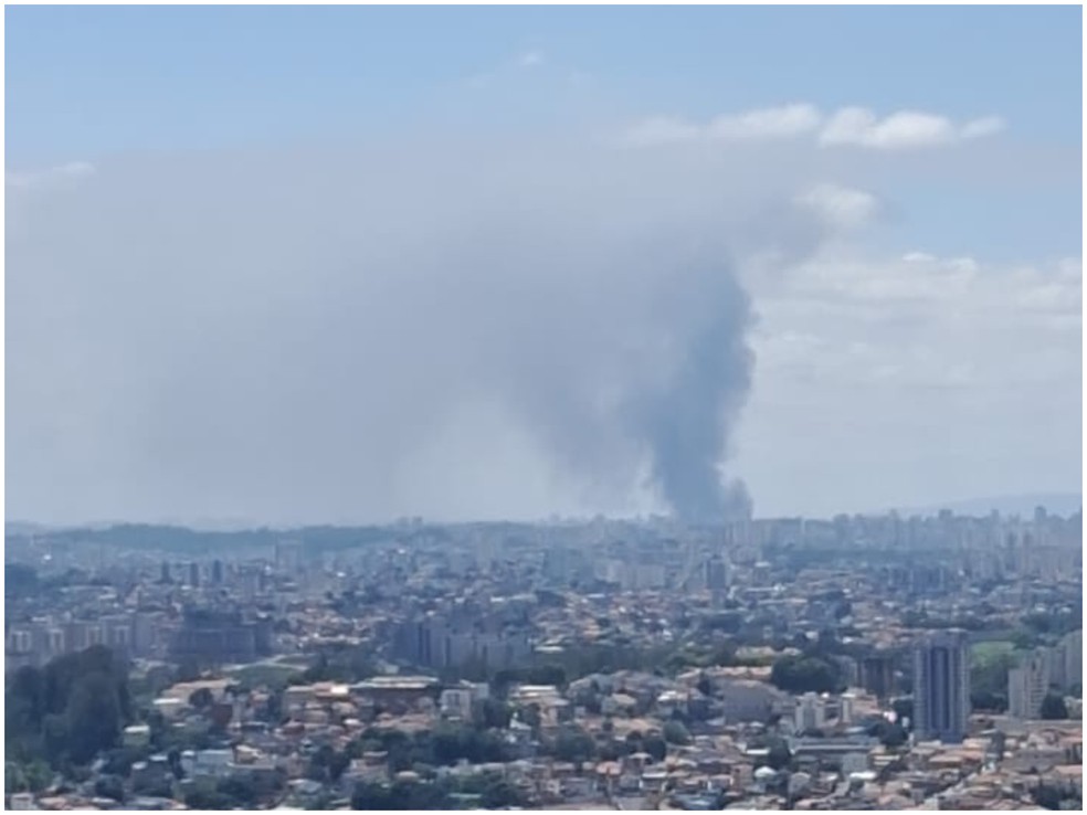 Fumaça do incêndio que atinge galpão na Fernão Dias pode ser vista de longe — Foto: Larissa Calderari/TV Globo