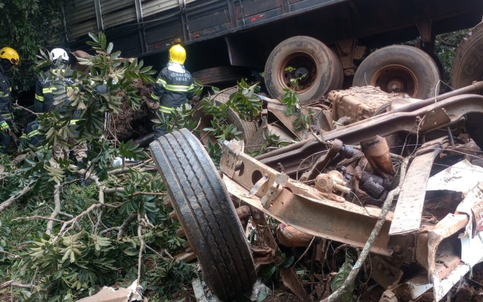 Caminhão boiadeiro perdeu o eixo da frente me colisão na GO-020, em Bela Vista de Goiás — Foto: Divulgação/Corpo de Bombeiros