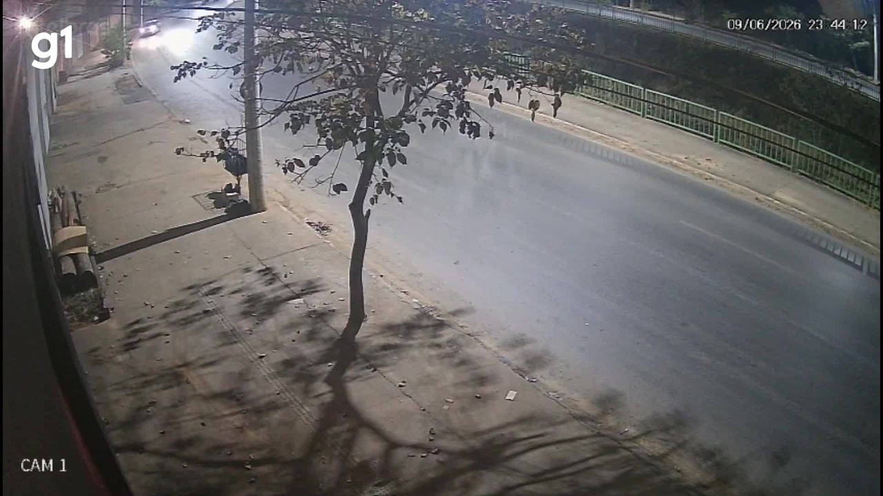 Carro de aplicativo capota e deixa motorista e passageira feridos | G1