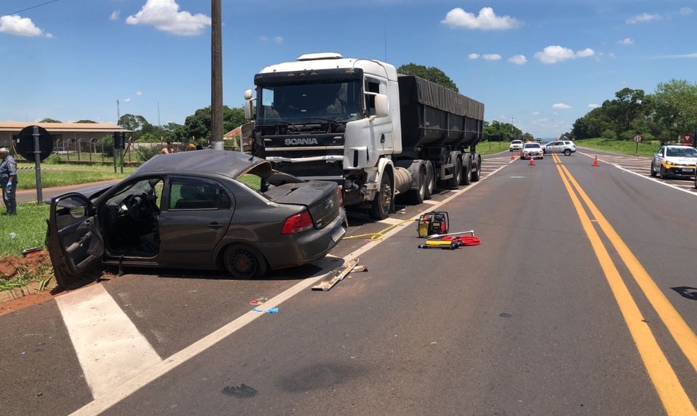Acidente envolveu carreta e carro em Martinópolis (SP) — Foto: Polícia Militar Rodoviária