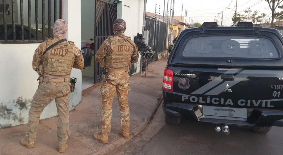 Policiais cumprem mandados em Operação Overpay  — Foto: Polícia Civil