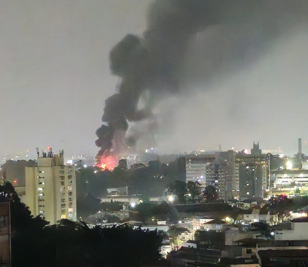Incêndio em galpão no Sacomã, zona sul de SP — Foto: Colaboração/TV Globo