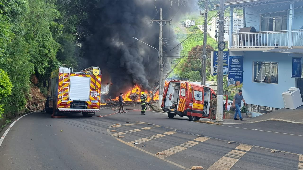 Panorama: Acidente envolvendo carreta e outros carros causa incêndio após derramamento de combustível em SC; VÍDEO