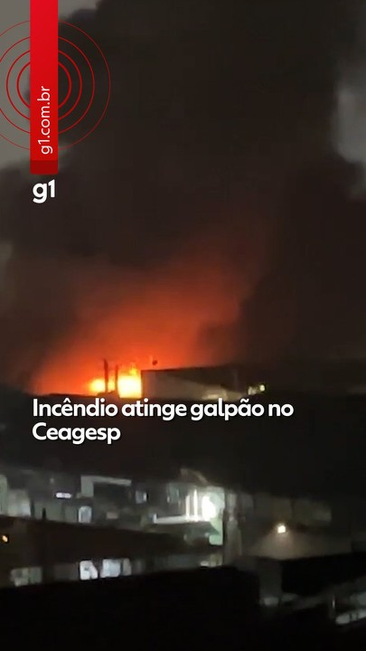 Incêndio atinge galpão no Ceagesp; Bombeiros trabalham no combate às chamas
