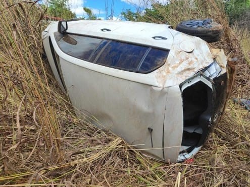 Policial militar perde controle e capota carro ao tentar desviar de animal na pista