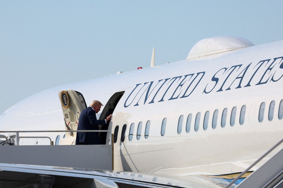 Presidente Donald Trump embarca no Air Force One para uma viagem da Flórida a Washington, em 4 de maio de 2025. — Foto: REUTERS/Leah Millis/File Photo