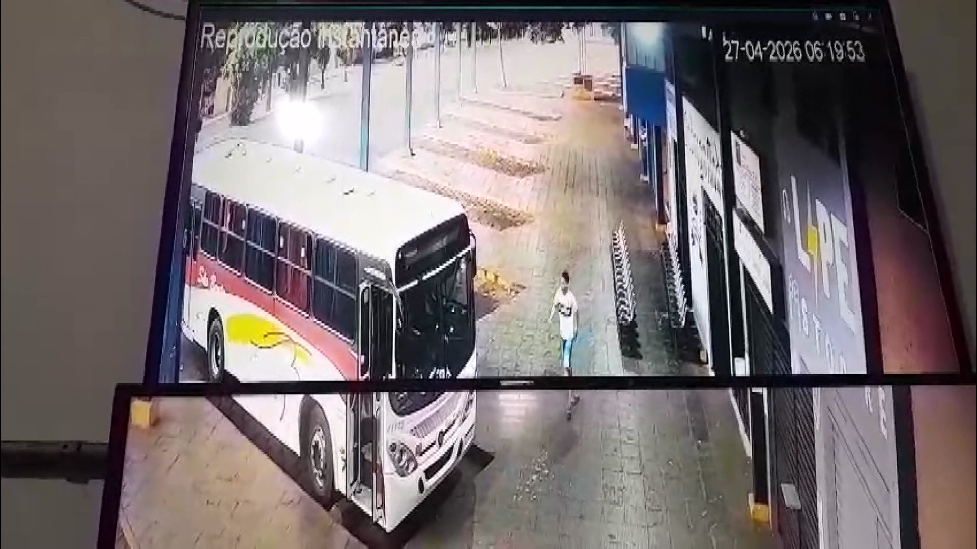 Vídeos mostram quando jovem invade ônibus em rodoviária, dirige sem CNH e embriagado no interior de SP