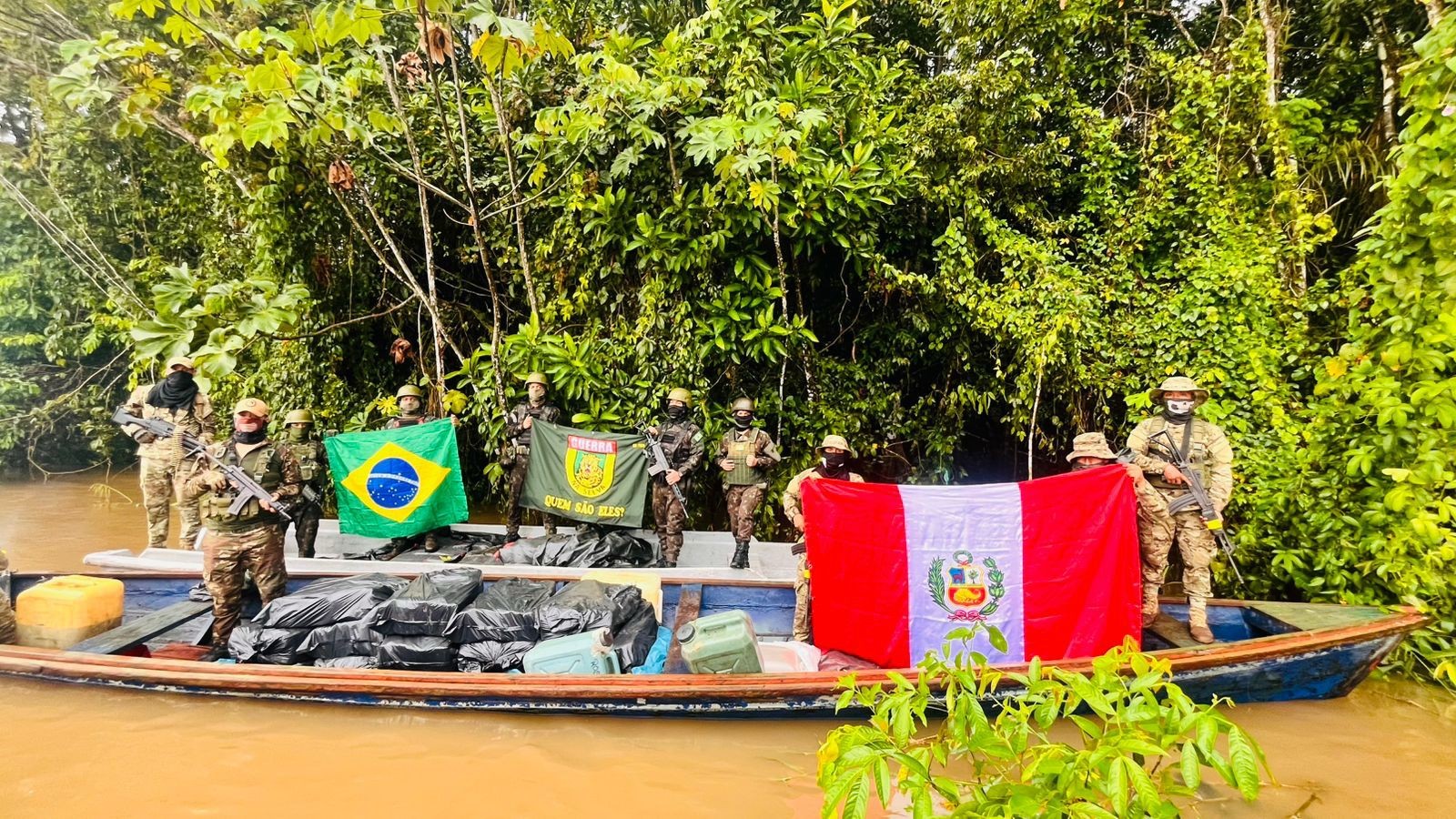 Militares apreendem quase uma tonelada de maconha na fronteira do Amazonas com o Peru