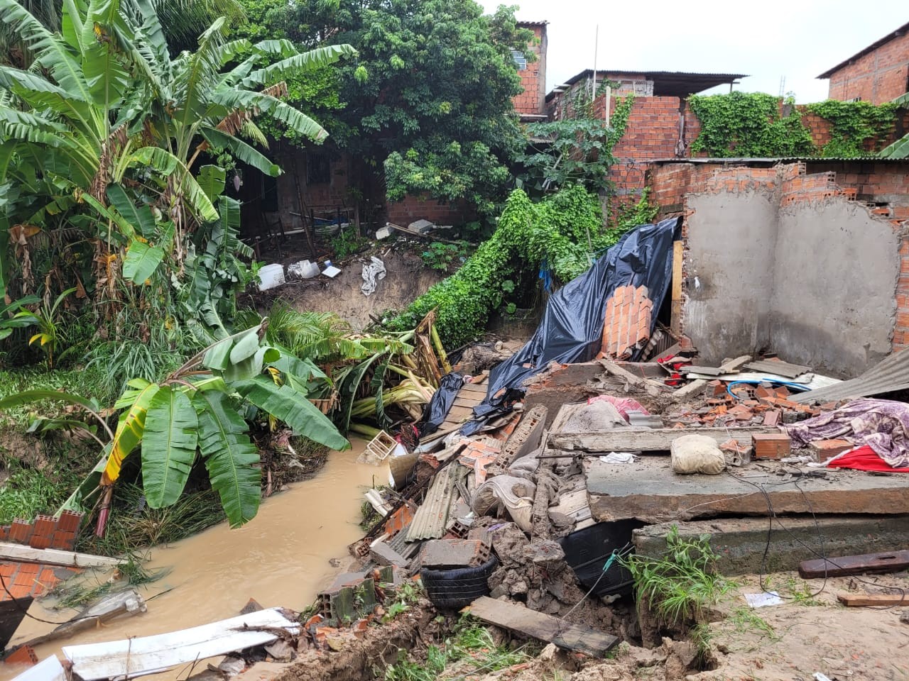 Casas desabam e muro de condomínio cai na Grande São Luís durante forte chuva desta quarta-feira (21)