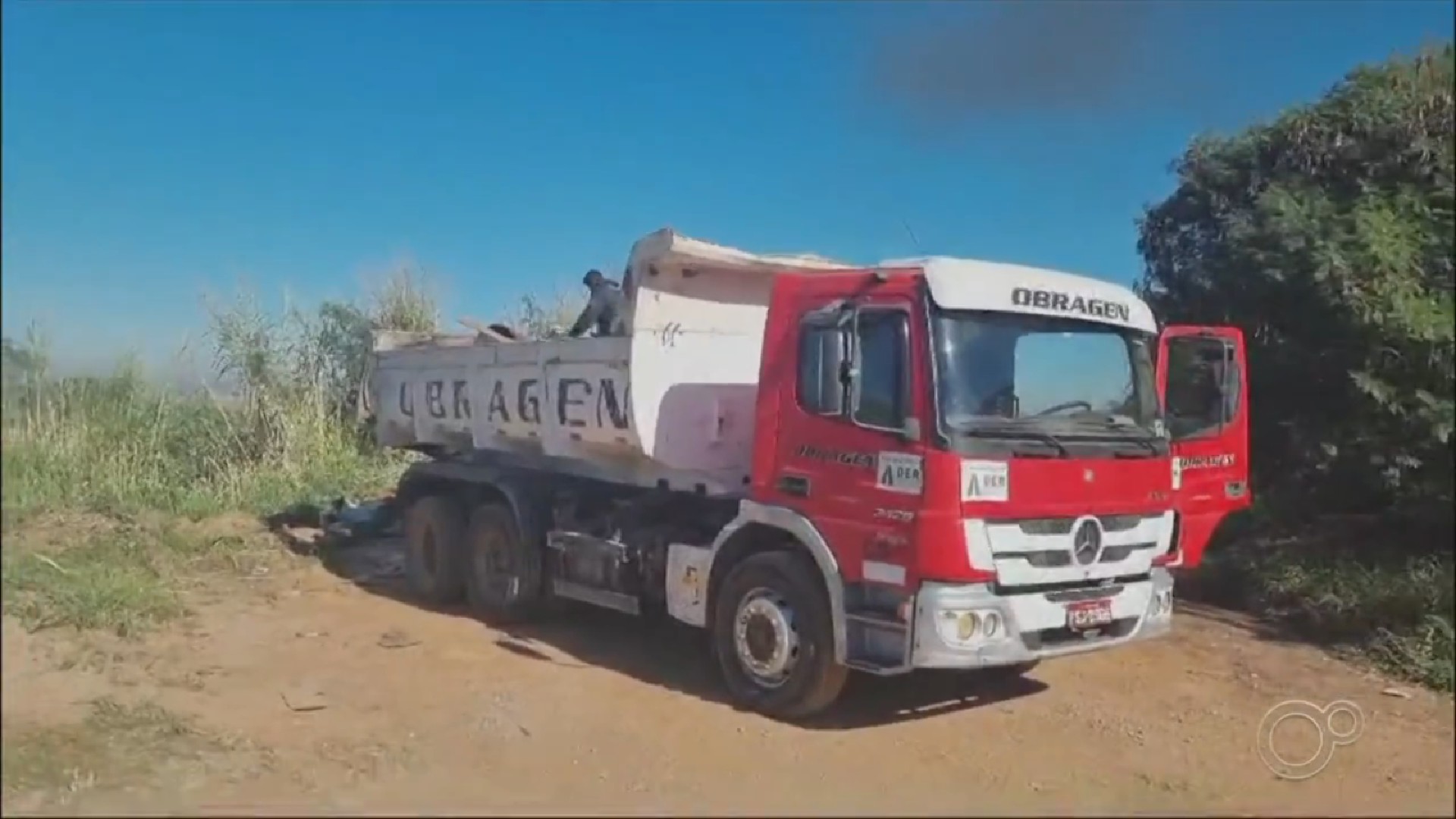 Morador flagra descarte irregular de lixo às margens de rodovia em Sorocaba