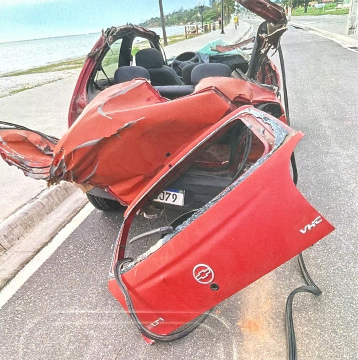 Motorista de 20 anos fica gravemente ferido após capotamento na RJ-106, em Araruama