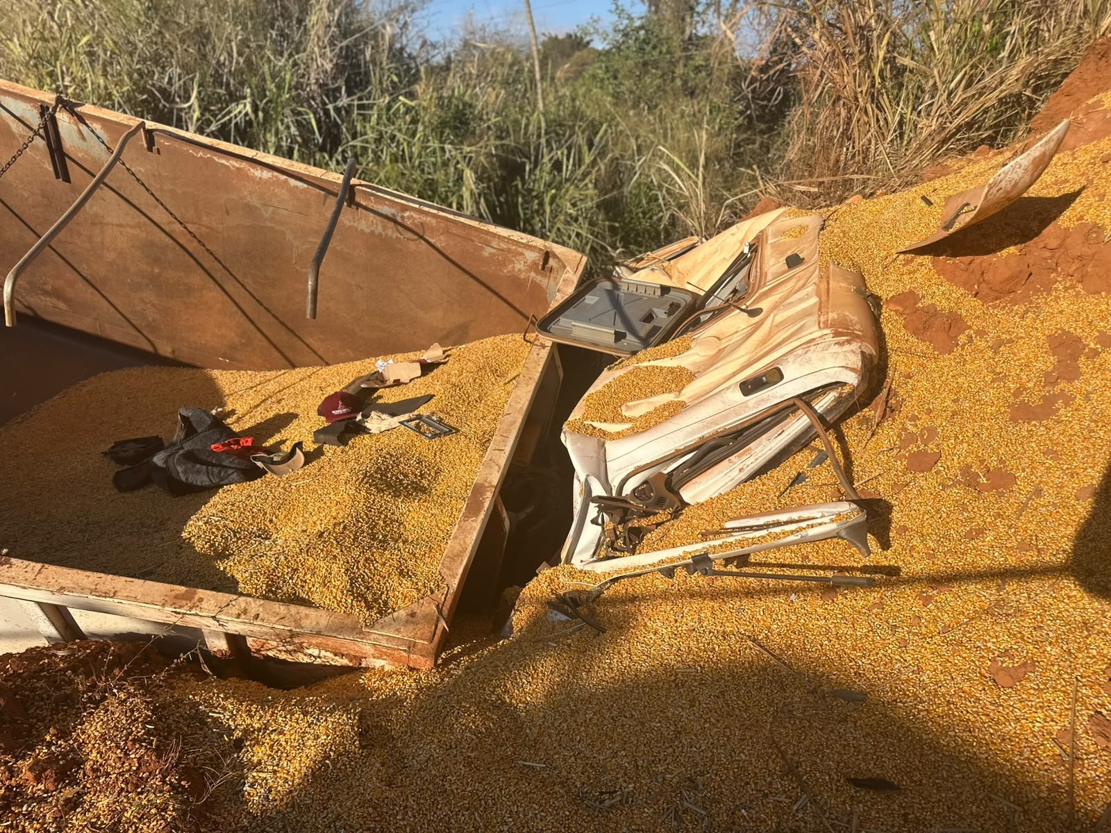 Caminhão é encontrado com cabine esmagada e motorista morto na MG-415