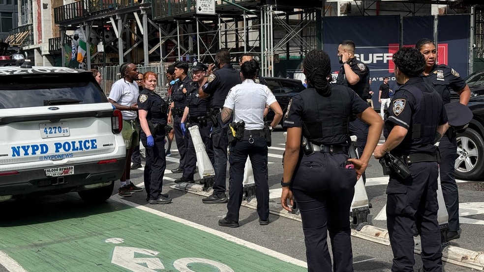 Policiais do Departamento de Polícia de Nova York se reúnem na Times Square após tiros serem sido ouvidos em 18 de junho de 2026. — Foto: REUTERS/Andrew Hofstetter