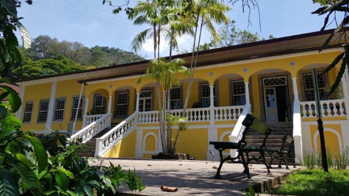 Galpão pega fogo na Escola Nacional de Botânica Tropical, na Zona Sul do Rio