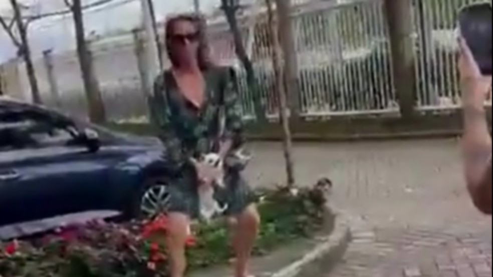 Mulher é presa em flagrante após ser filmada sacudindo cachorro em condomínio no Recreio — Foto: Reprodução