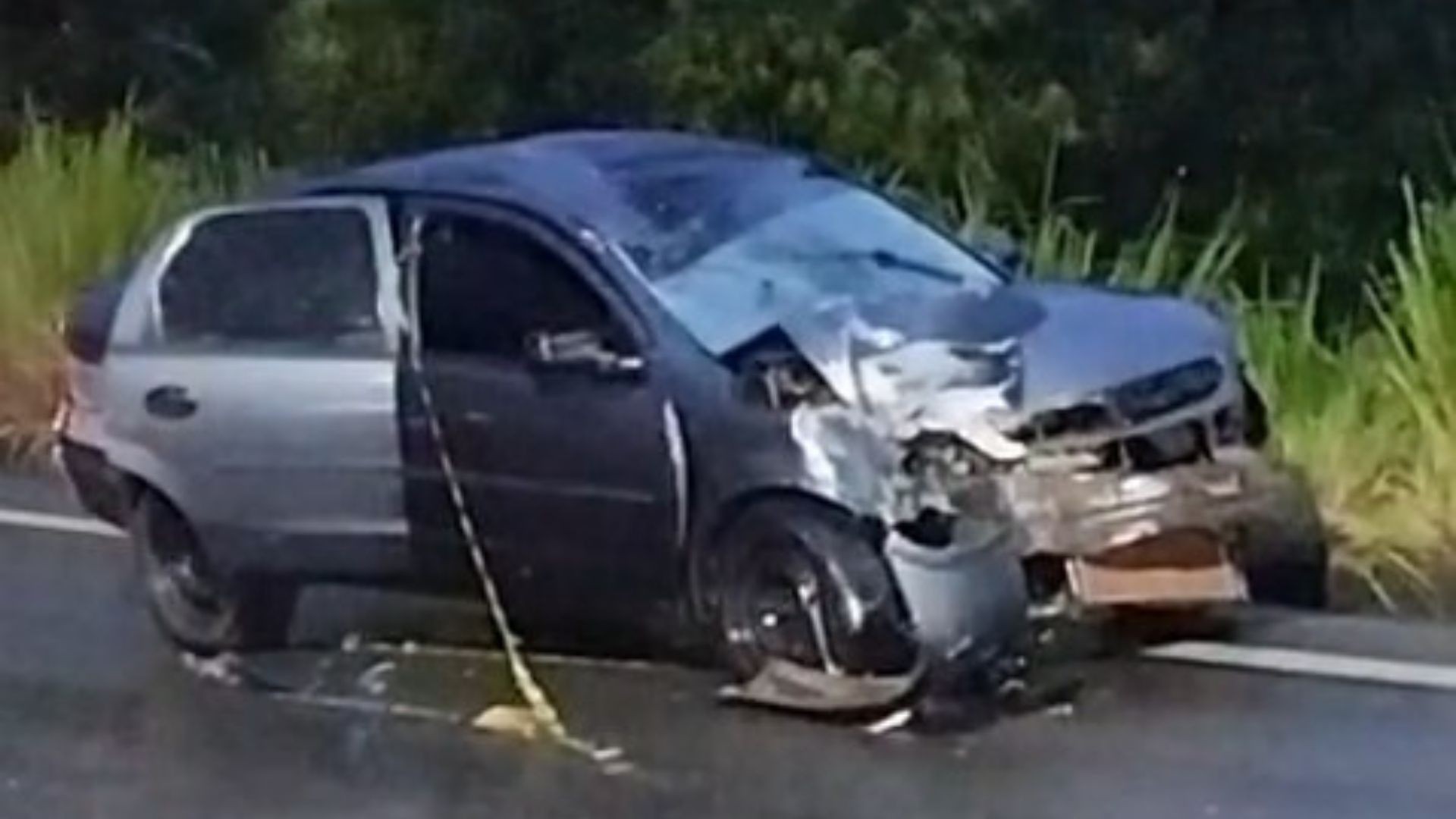 Carro na contramão bate em moto e mata dois jovens de 19 anos em rodovia de Aracruz