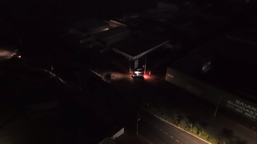 Apagão deixa moradores sem energia no Bairro Novo Mundo, em Uberlândia, no fim de 2023 — Foto: Via Drones/Reprodução