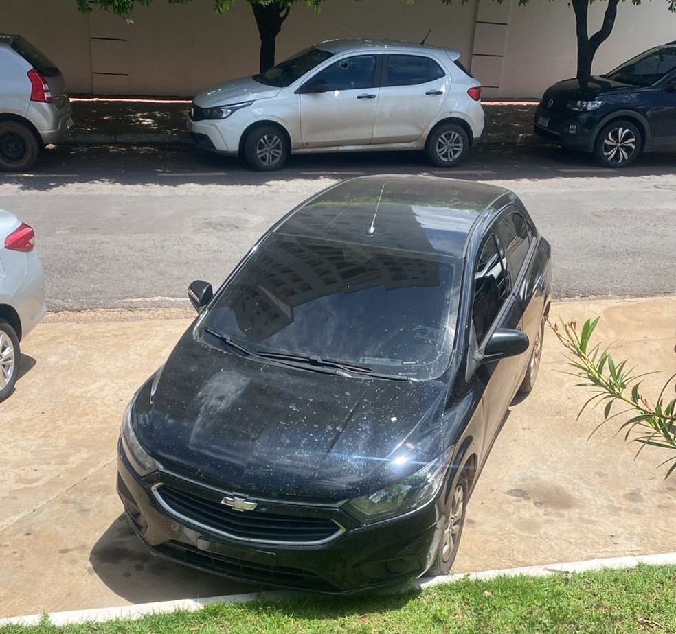 Policial penal e militares localizaram, ao mesmo tempo, um veículo sem placa roubado em Cuiabá — Foto: Nathan Goulart/TVCA