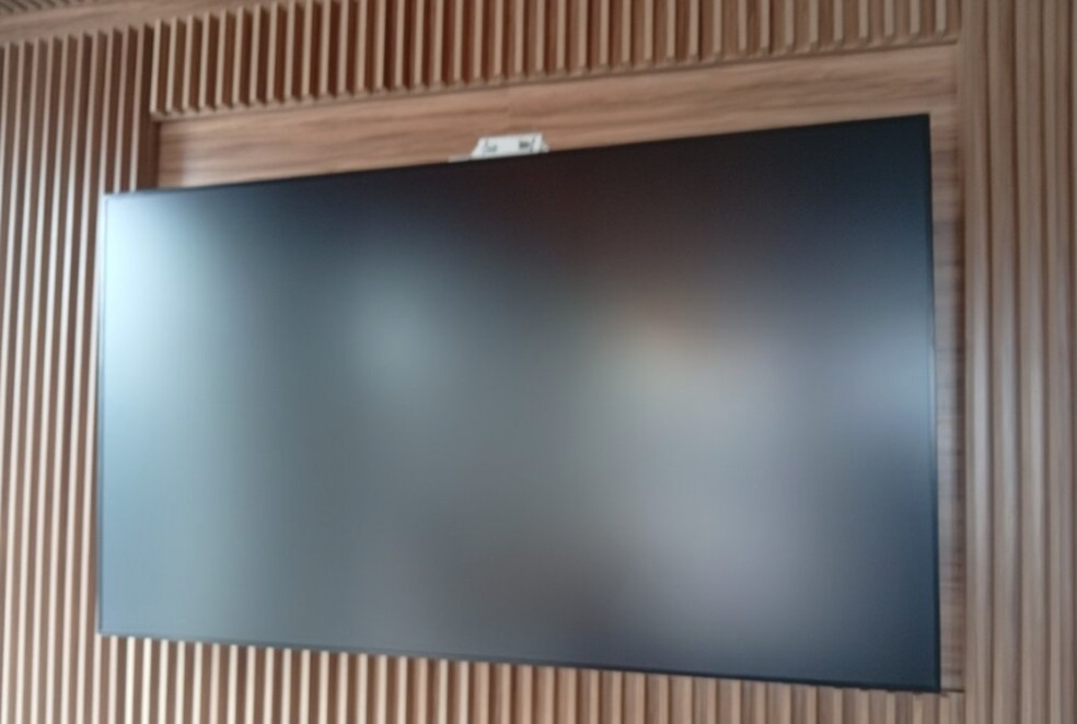Televisor de 98 polegadas está entre os itens leiloados. — Foto: Divulgação/Kwara