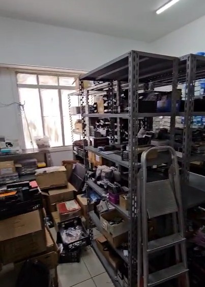 Polícia fecha fábrica clandestina de montagem e venda de celulares na Rua Santa Ifigênia, Centro de SP