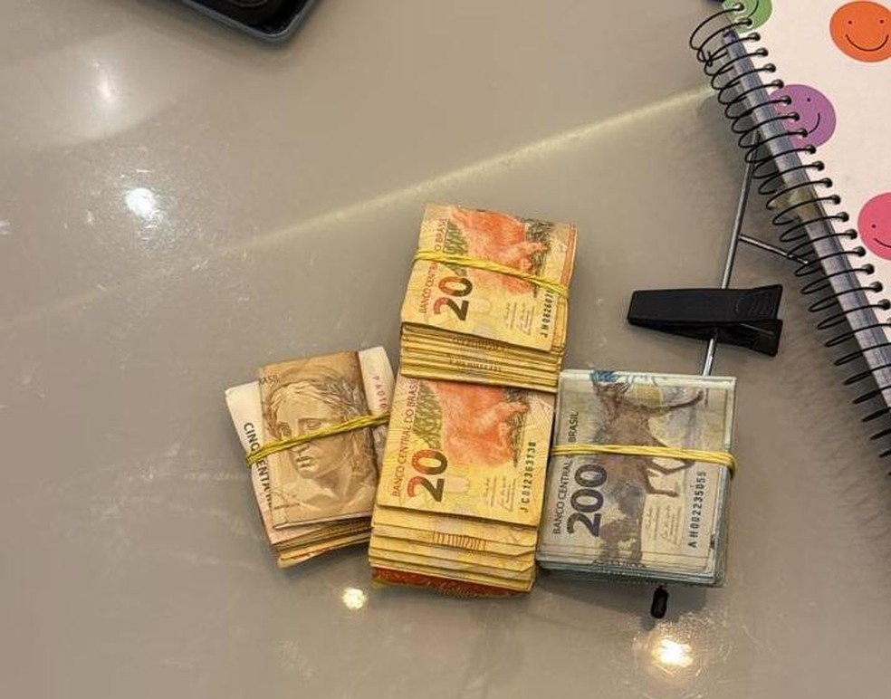 Dinheiro apreendido com os suspeitos durante o cumprimento da operação — Foto: Reprodução
