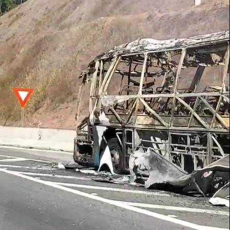 VÍDEO: ônibus fica totalmente destruído após pegar fogo na Tamoios, em Paraibuna