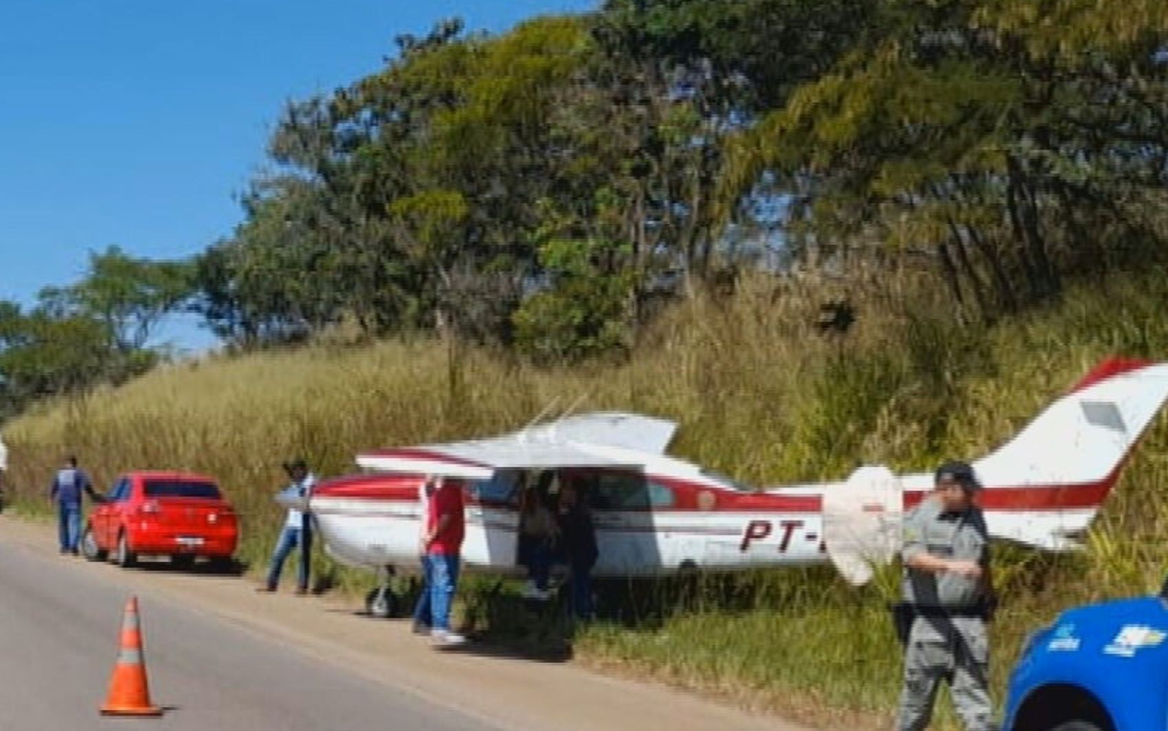 Avião faz pouso forçado em rodovia de Goiás