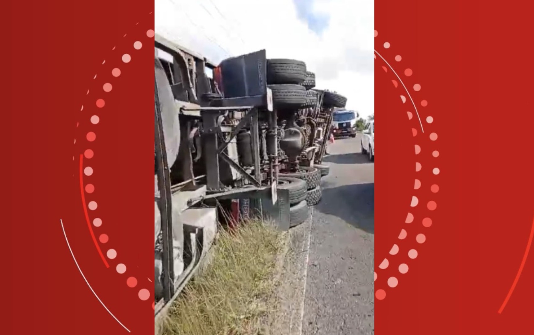 Casal morre após carreta tombar e cair em cima de carro na Bahia