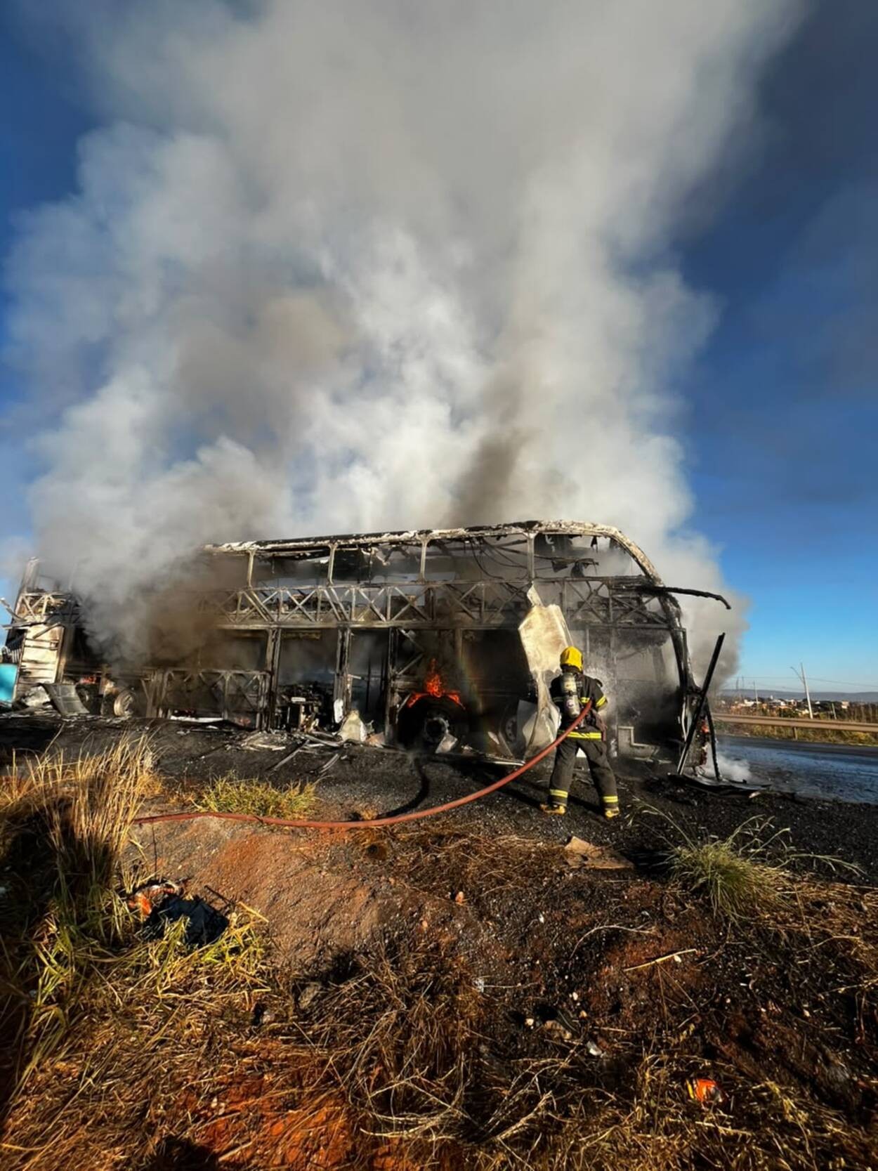 Ônibus que levava passageiros de SP para o Nordeste fica destruído após incêndio em Montes Claros