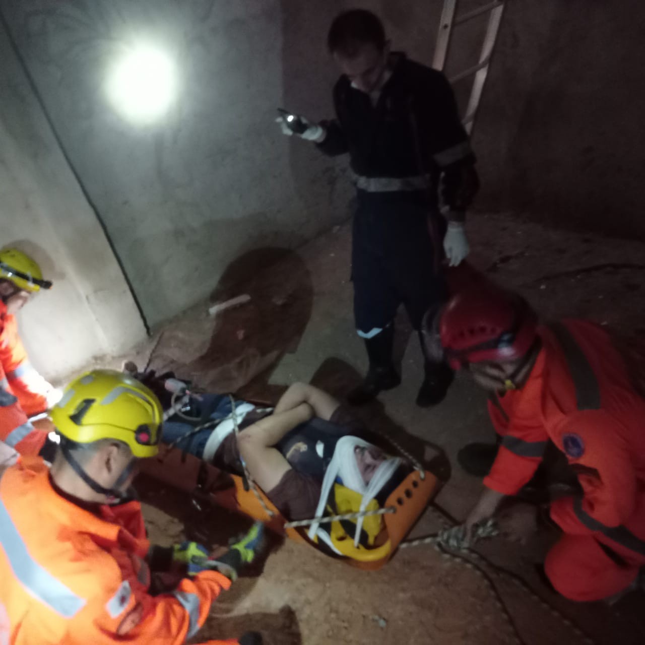 Homem é socorrido após cair no subsolo de galpão, a 4 metros de profundidade, em Montes Claros