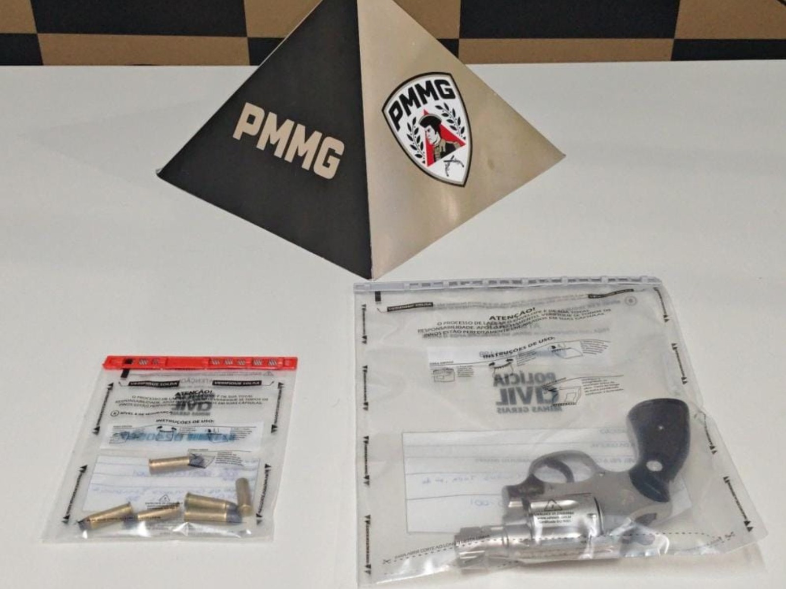 Homem tenta fugir pela cozinha após atirar em parede de lanchonete e é preso em MG