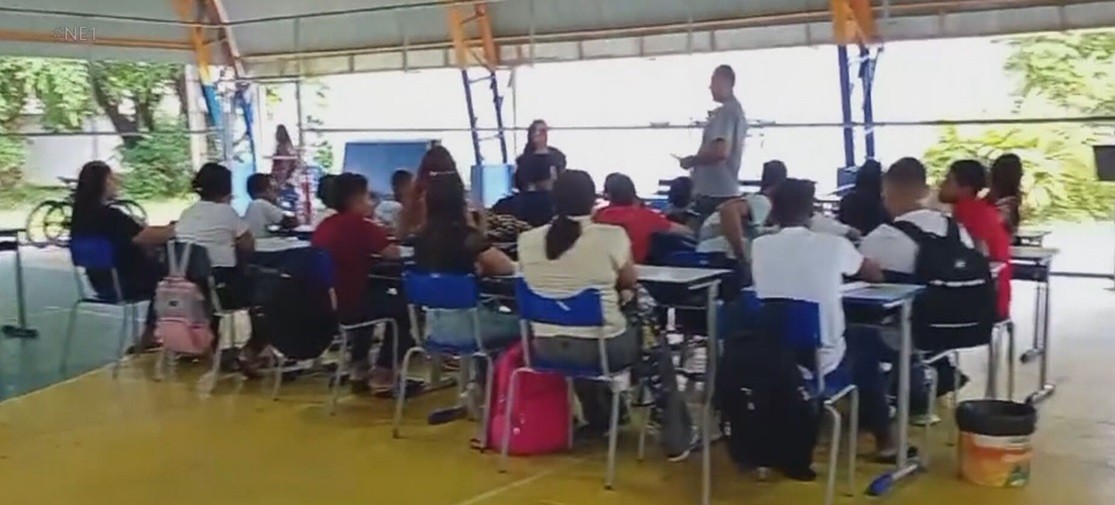 
Com prédio em reforma, escola estadual tem atraso no ano letivo, aulas improvisadas em quadra esportiva e turmas misturadas