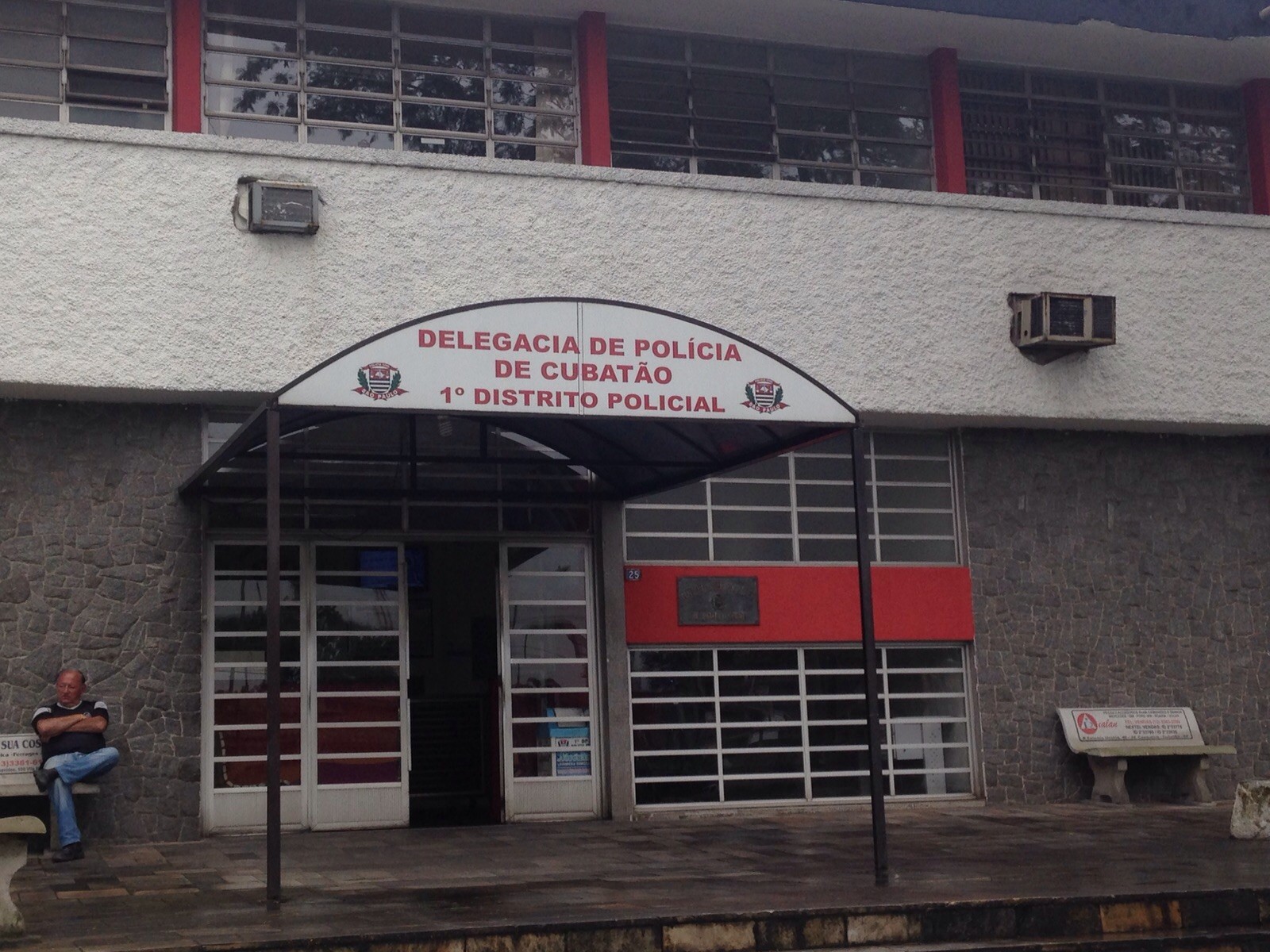 Homem em situação de rua é morto a facadas em frente à policlínica de Cubatão