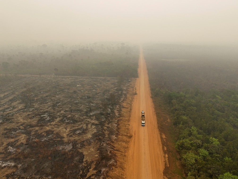 Uma visão de drone mostra a devastação do incêndio florestal em meio à fumaça na Amazônia, em Lábrea (AM) (6 de setembro) — Foto: Bruno Kelly/Reuters