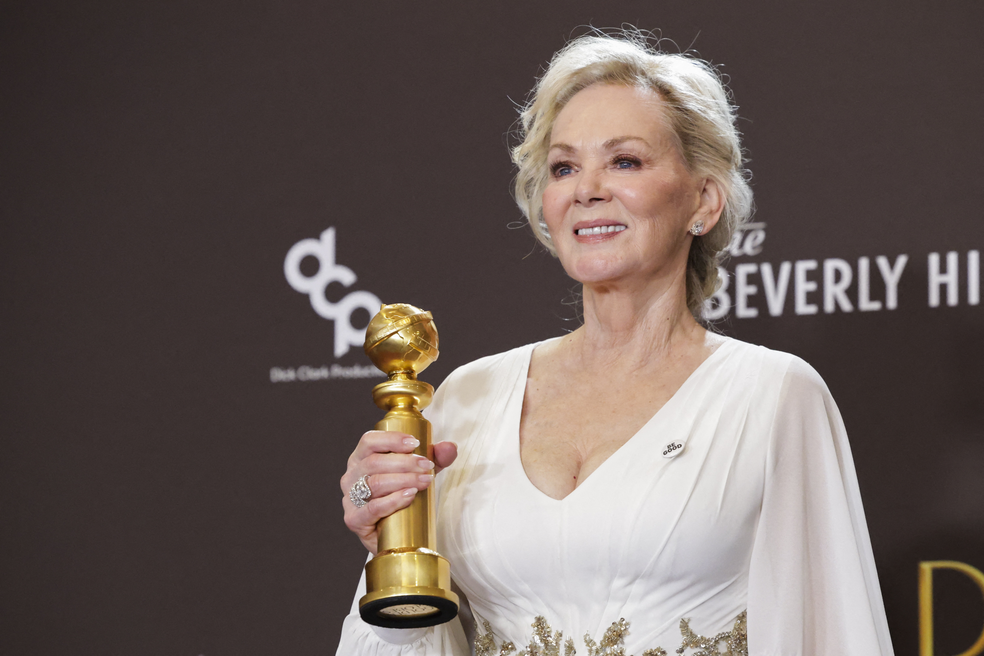 Jean Smart mostra Globo de Ouro que venceu como melhor atriz em s�rie de com�dia ou musical por 'Hacks' � Foto: Reuters