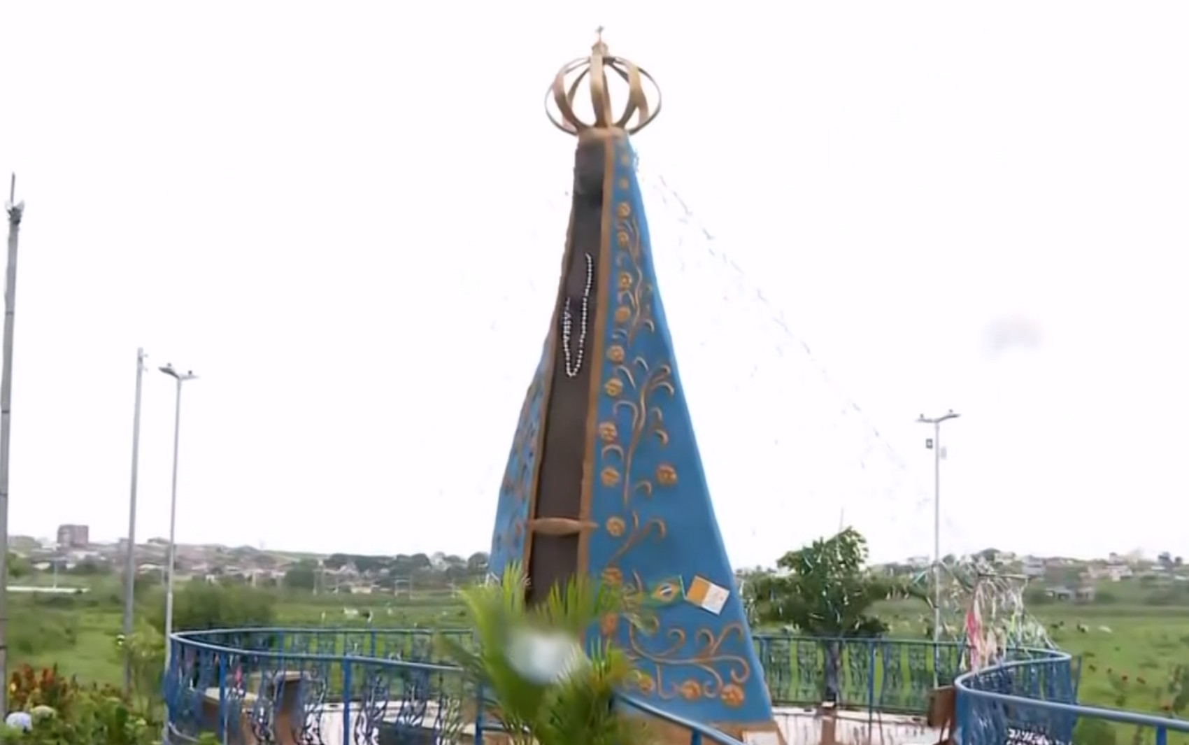Imagem de Nossa Senhora Aparecida de 8 metros reúne fiéis em celebrações do Dia da Padroeira em MG