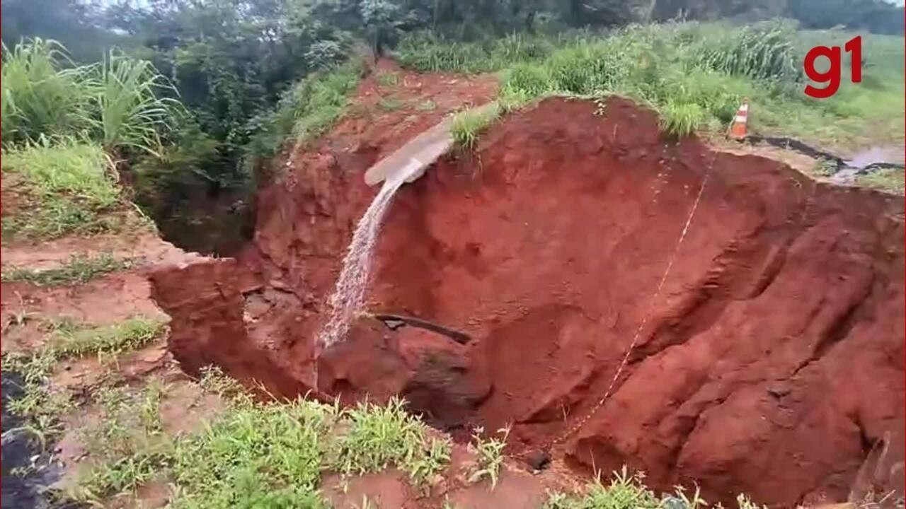 VÍDEO: Cratera interdita faixa da BR-135 em Curvelo; trânsito está parcialmente bloqueado