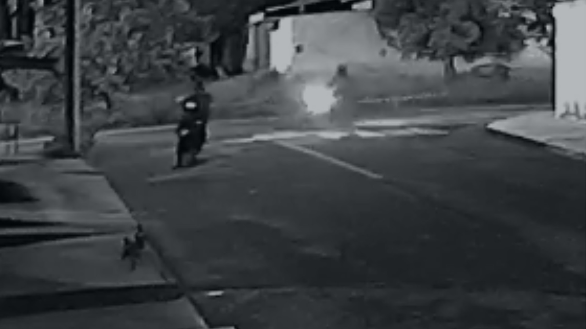 VÍDEO: Homem invade casa para se esconder e é morto com tiro dentro de garagem em MG