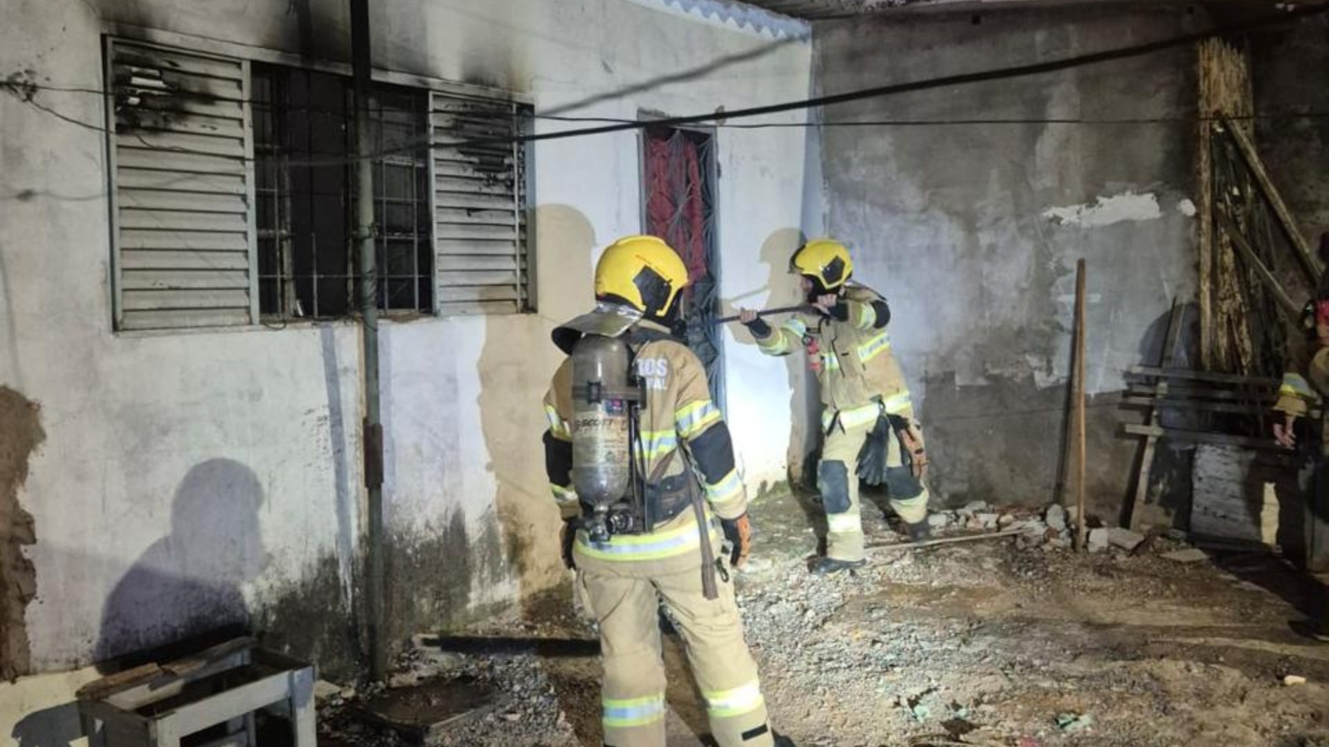 Corpo carbonizado é encontrado em casa atingida por incêndio no DF