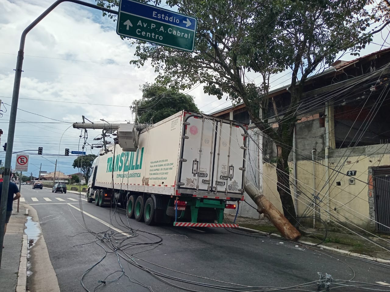 Caminhão enrosca em fiação e derruba poste de energia em São José dos Campos, SP