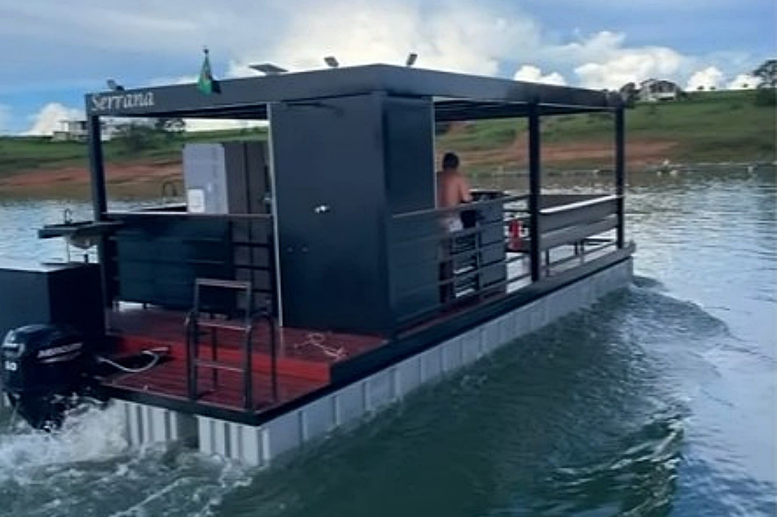 Após fazer sua própria chalana para navegar no Lago de Furnas, empresário entra no setor de construção de casas flutuantes 