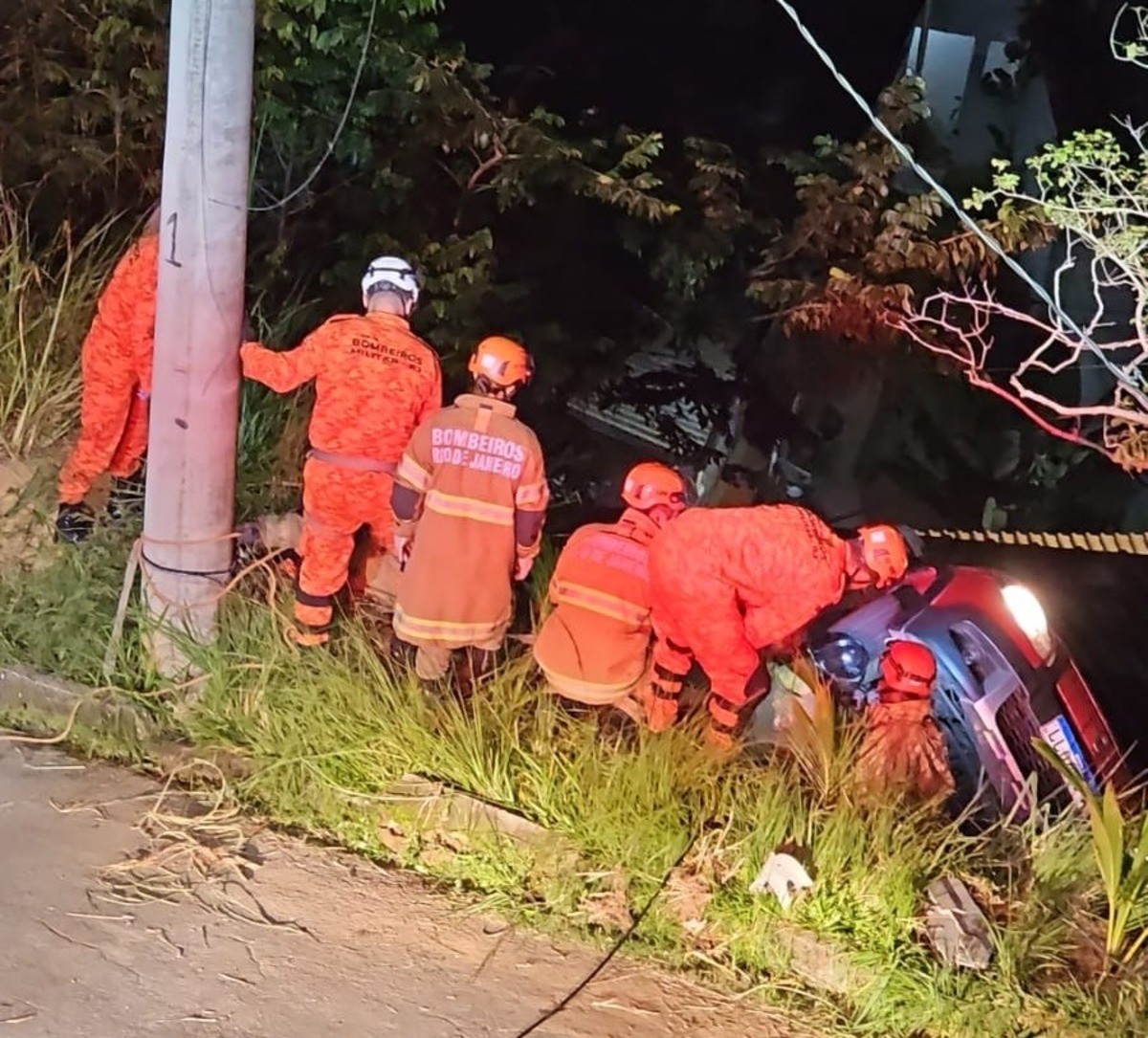 Três pessoas ficam feridas após carro descer ribanceira e colidir com árvore em Volta Redonda