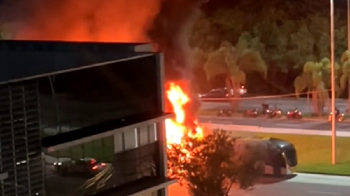 Ônibus do BRT pega fogo no Recreio, na Zona Sudoeste do Rio