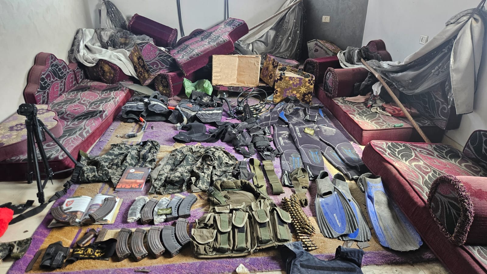 Israel encontra túnel usado pelo Hamas em Gaza cheio de armas e explosivos; VÍDEO
