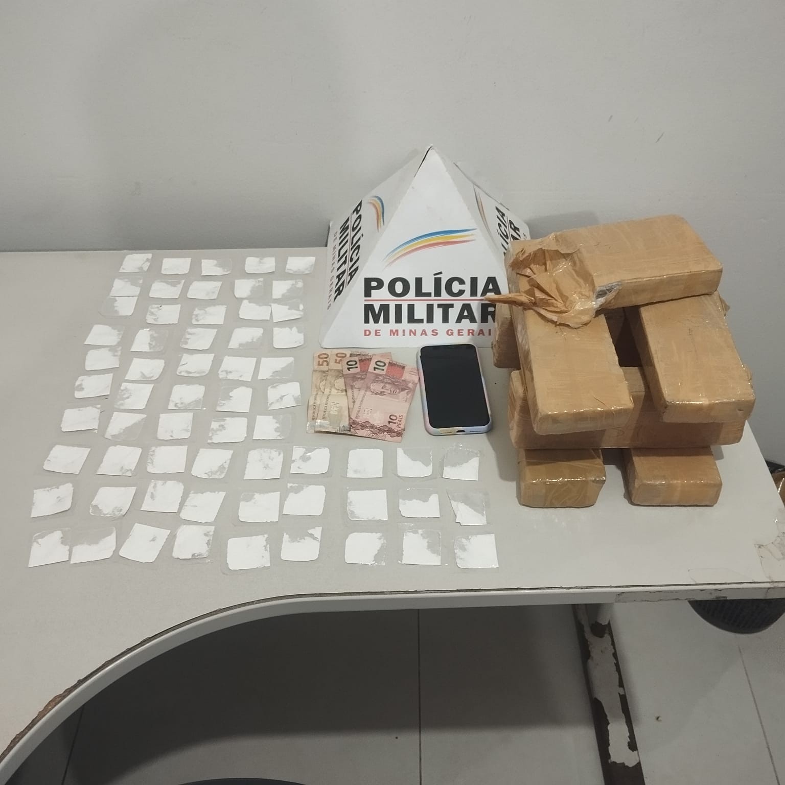 Jovem tenta enganar a PM, mas acaba preso por tráfico de drogas em Salinas