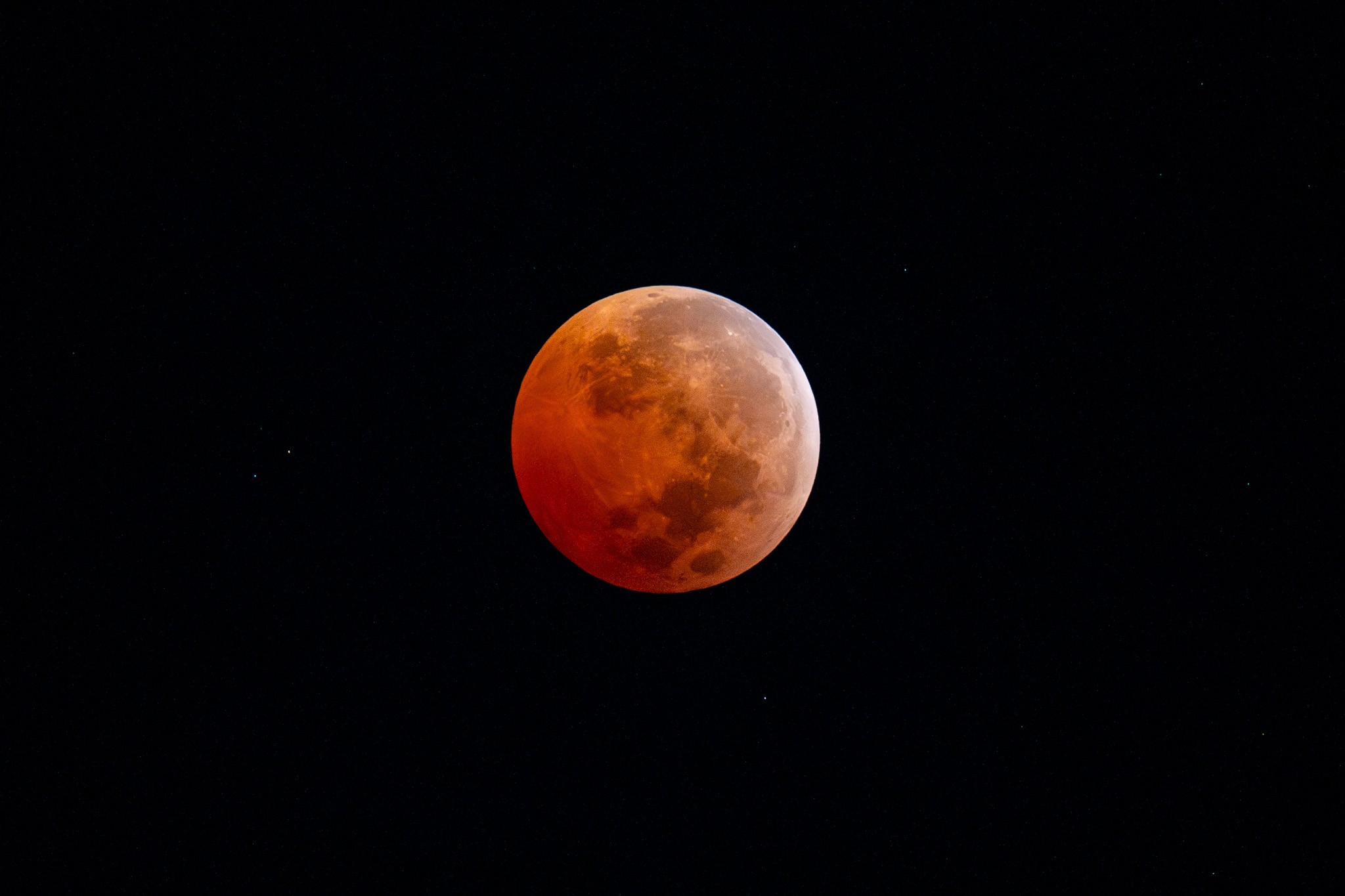 'Lua de Sangue' movimenta madrugada e grupo escolhe observar fenômeno até dentro do mar no ES